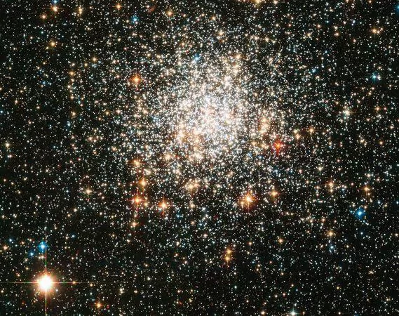 璀璨太空球(图片提供:ESA/NASA) 璀璨太空球(图片提供:ESA/NASA)