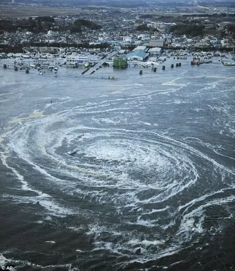 这是日本东北海岸11日发生大地震后,大洗町(Oarai)港口附近一个由海啸激起的巨大漩涡。月球活动会引起潮汐波、火山爆发和地震的消息公布两天后,日本遭到地震袭击。 这是日本东北海岸11日发生大地震后,大洗町(Oarai)港口附近一个由海啸激起的巨大漩涡。月球活动会引起潮汐波、火山爆发和地震的消息公布两天后,日本遭到地震袭击。