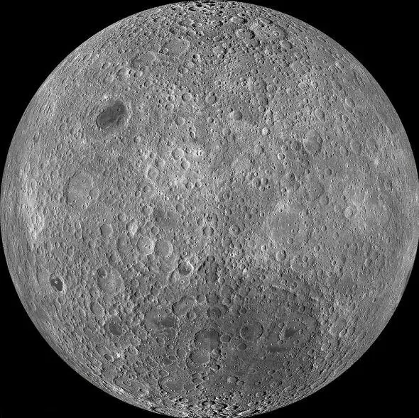 这张图片是利用美国宇航局的月球勘测轨道飞行器(LRO)在2009年11月到2011年2月间拍摄的1.5万多张广角相机(WAC)照片合成的。 这张图片是利用美国宇航局的月球勘测轨道飞行器(LRO)在2009年11月到2011年2月间拍摄的1.5万多张广角相机(WAC)照片合成的。