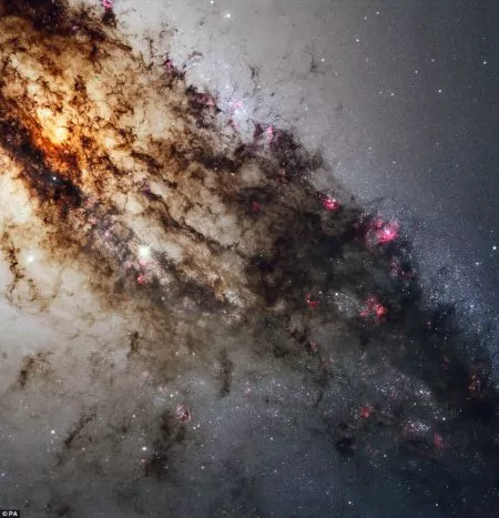 半人马座A星系。科学家认为这个星系中央存在一个超大质量黑洞,放射出大量射电能和X射线
